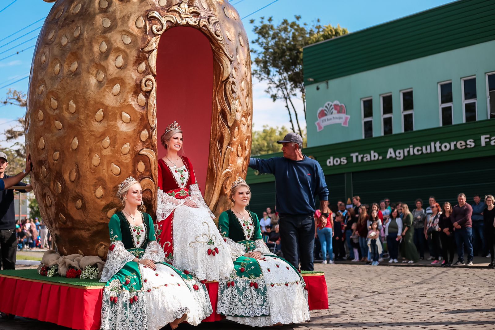Desfile ‘O Morango de Ouro’ abre a programação da Festa Nacional do Moranguinho
