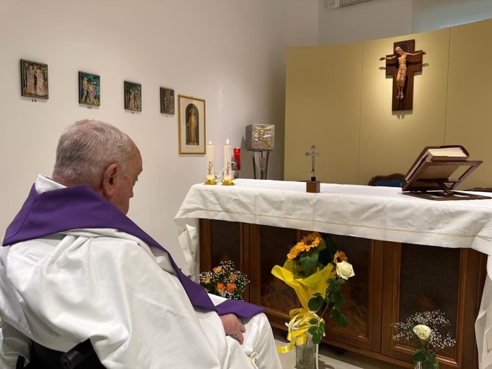 Foto mostra Papa rezando após um mês internado