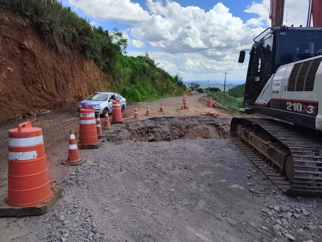 Prosseguem obras de recuperação da VRS-826