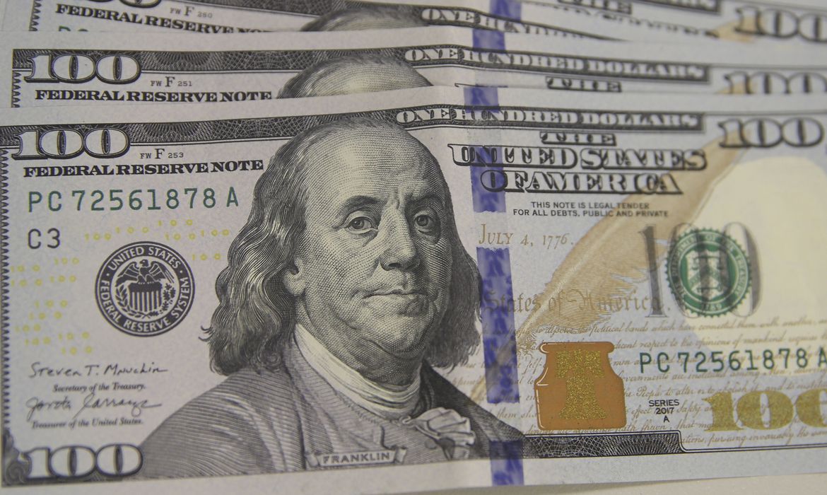 Dólar cai para R$ 4,78 com mercado externo e divulgação do PIB