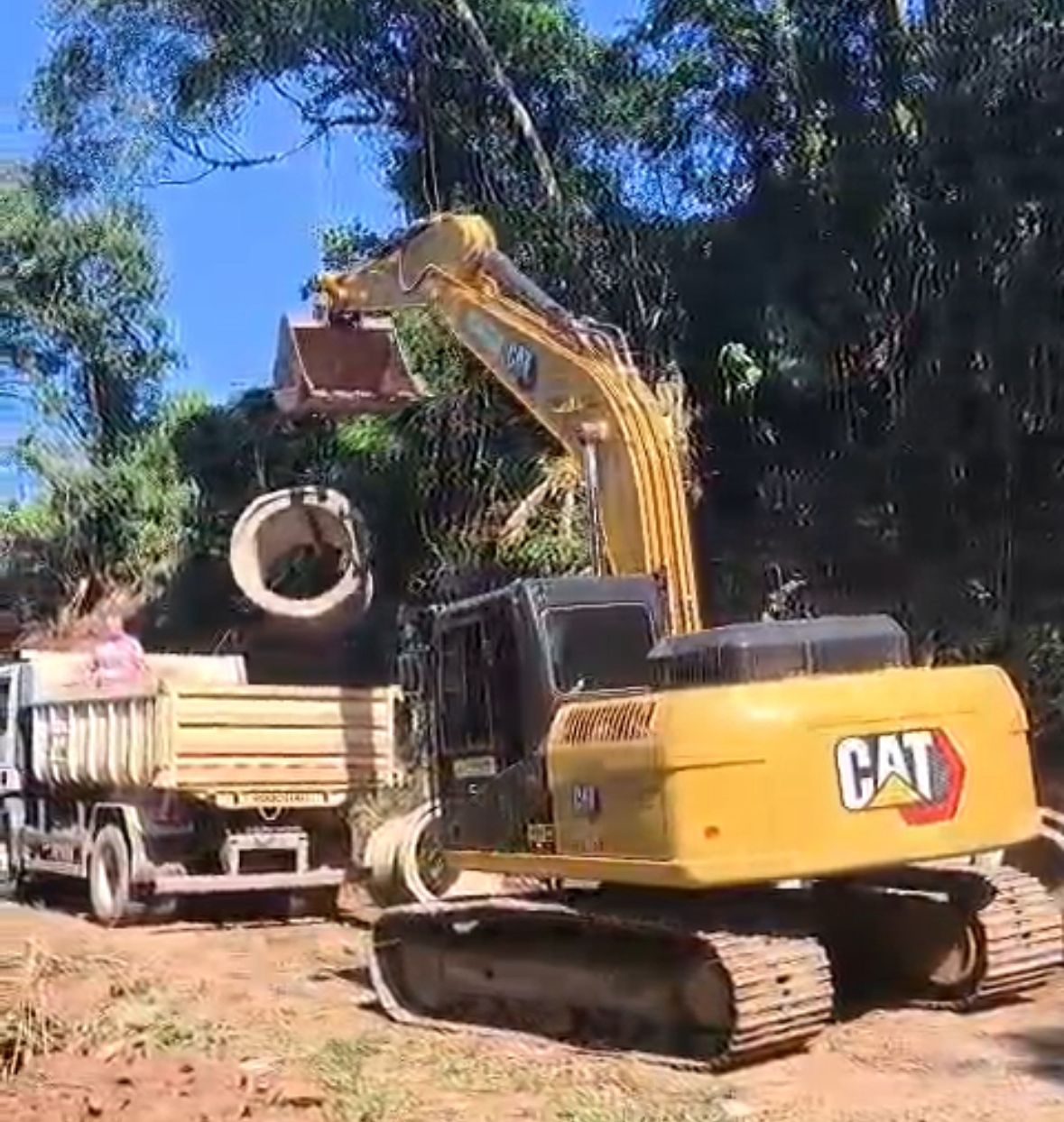 Iniciaram os trabalhos de reabertura da estrada no Morro Carrard