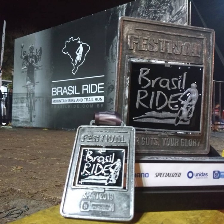 Medalha e troféu conquistados no Festival Brasil Ride 2019 (Foto: Arquivo pessoal)