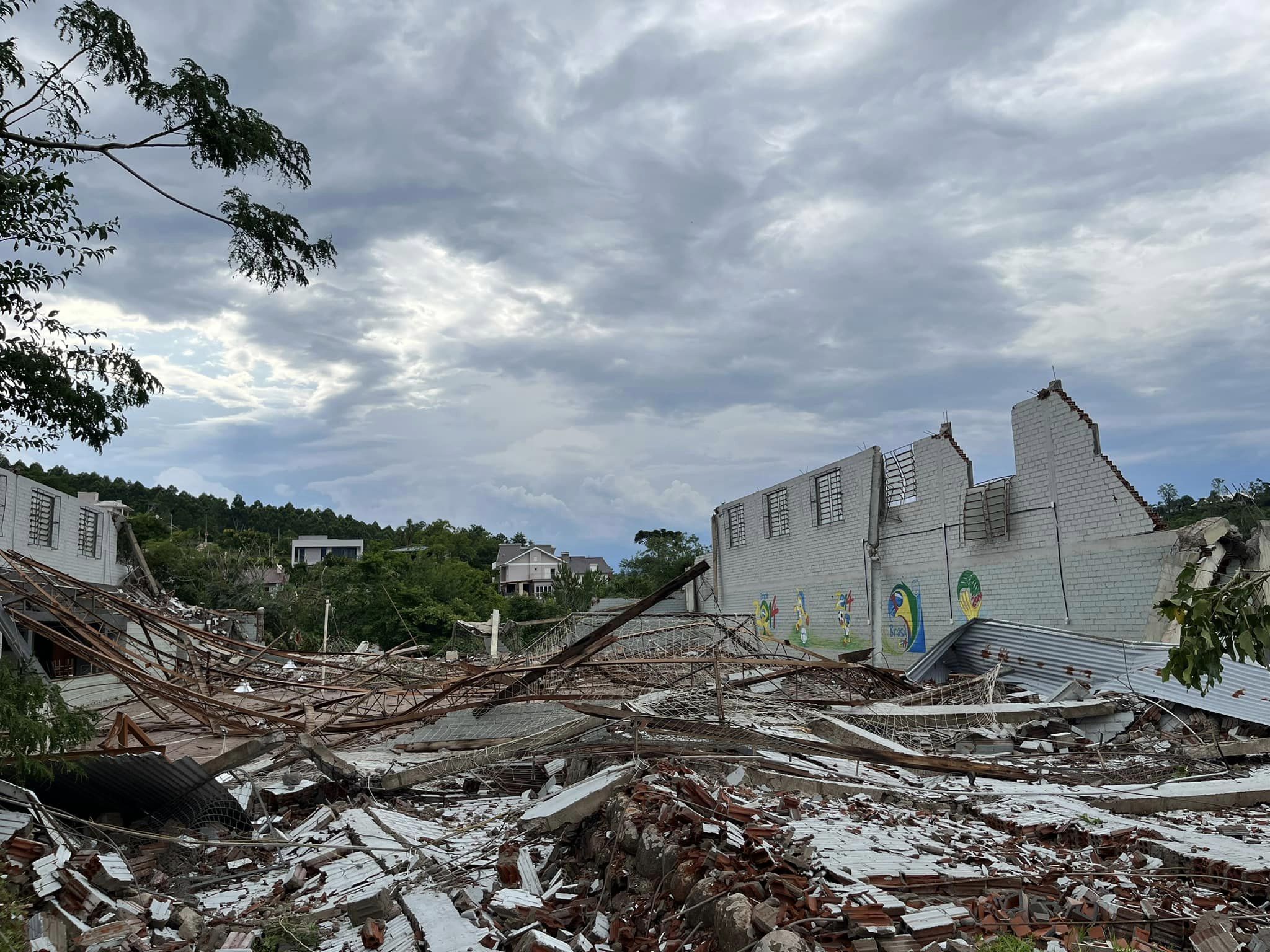 Forte temporal deixa rastro de destruição em Harmonia