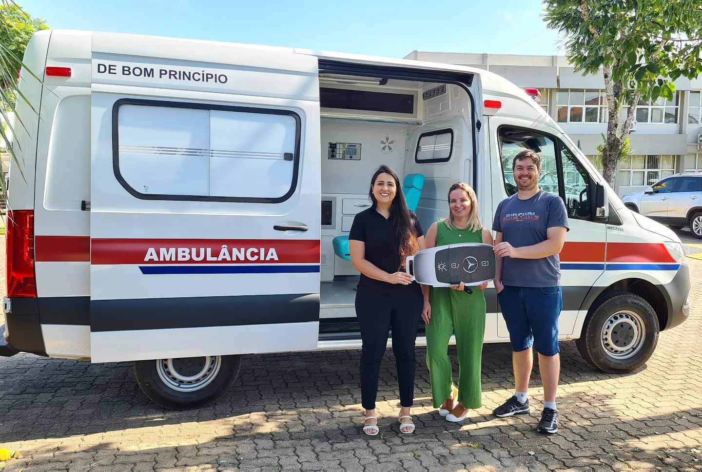  Saúde recebe ambulância nova