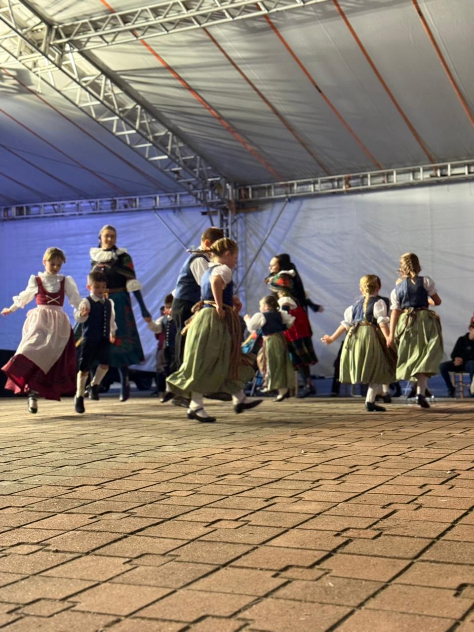 Grande público prestigia programação cultural de domingo pelos 44 anos de Bom Princípio
