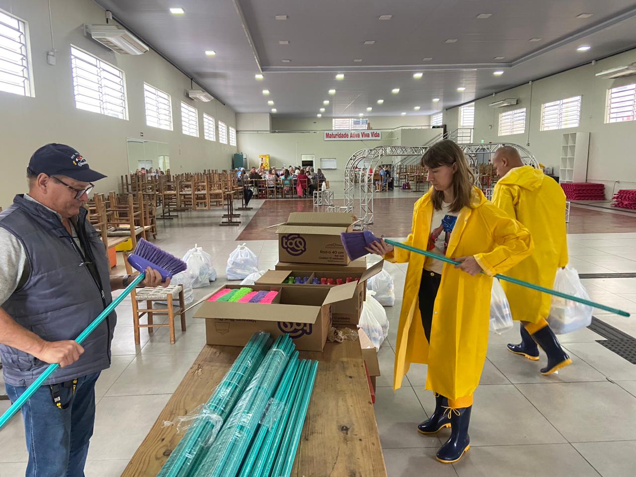 Defesa Civil e voluntários preparam entrega de cestas básicas  