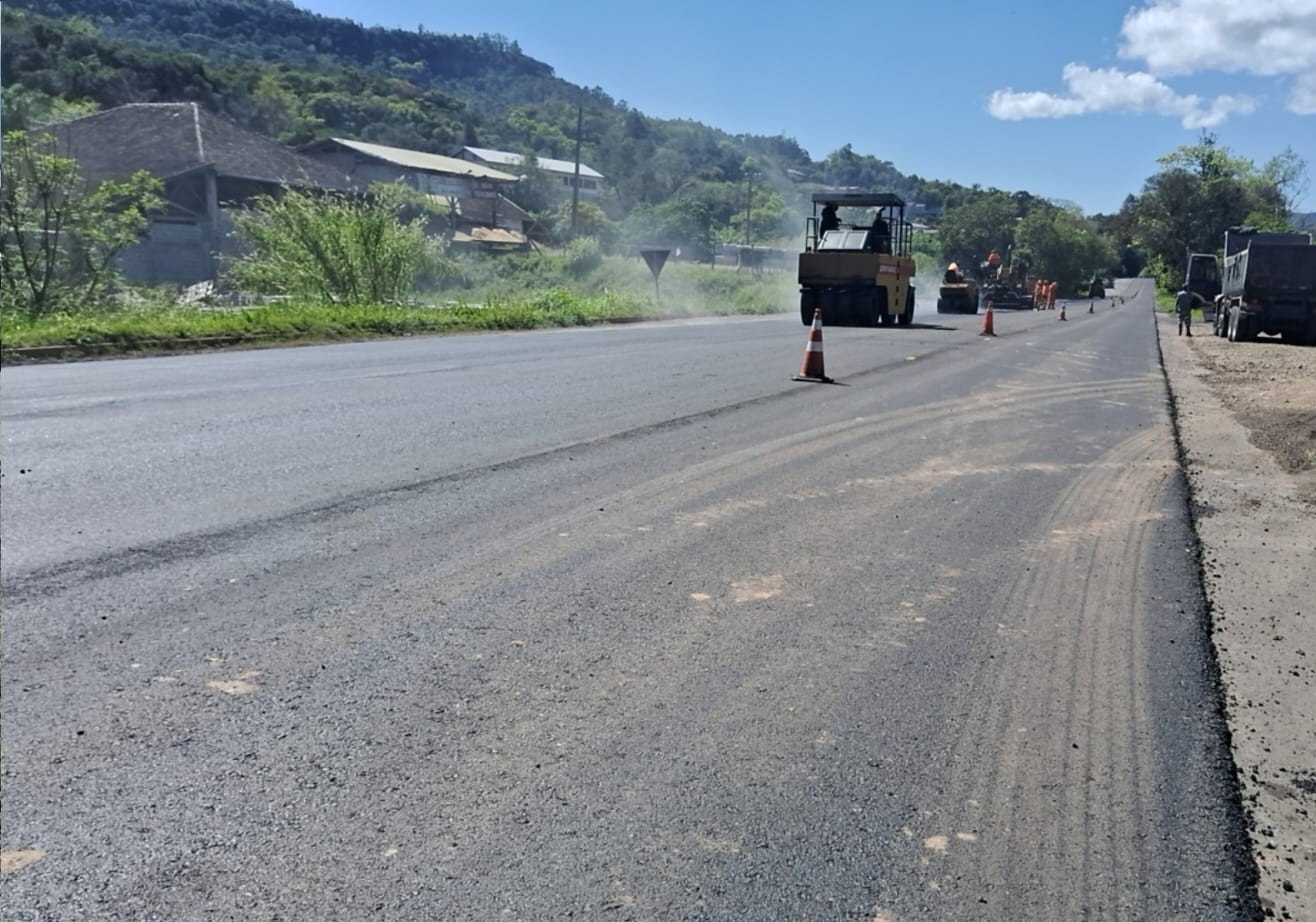 Daer retoma obras na ERS-452 e informa sobre mais serviços