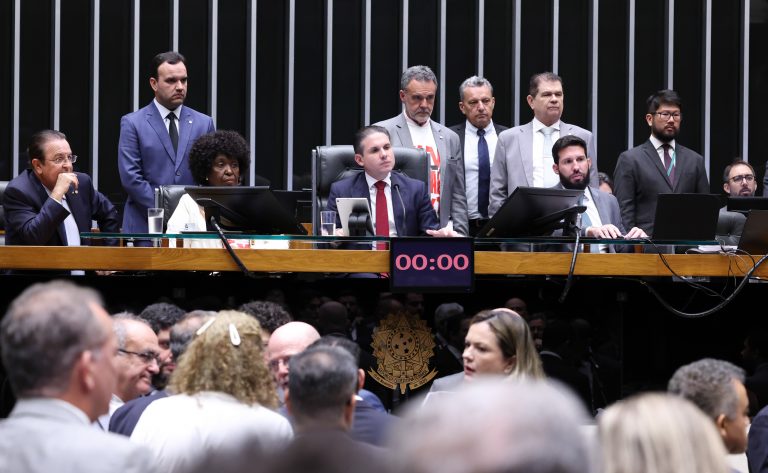 Deputados aprovam o fim da escala 6x1 com jornada máxima de 40 horas semanais 