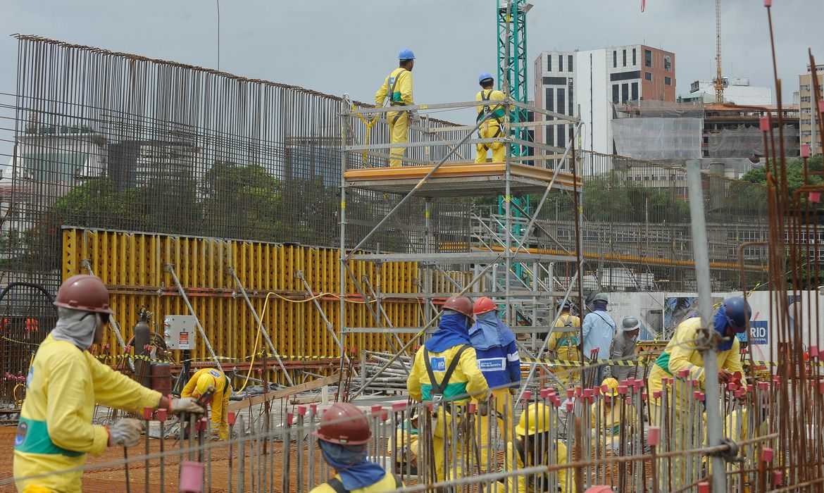 Setor da construção empregou 2 milhões de pessoas em 2020, diz IBGE