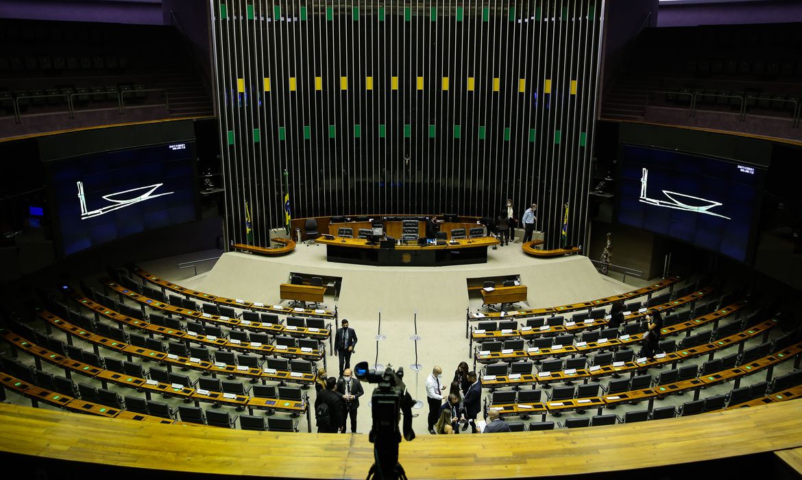 Câmara conclui votação de projeto que limita ICMS dos combustíveis