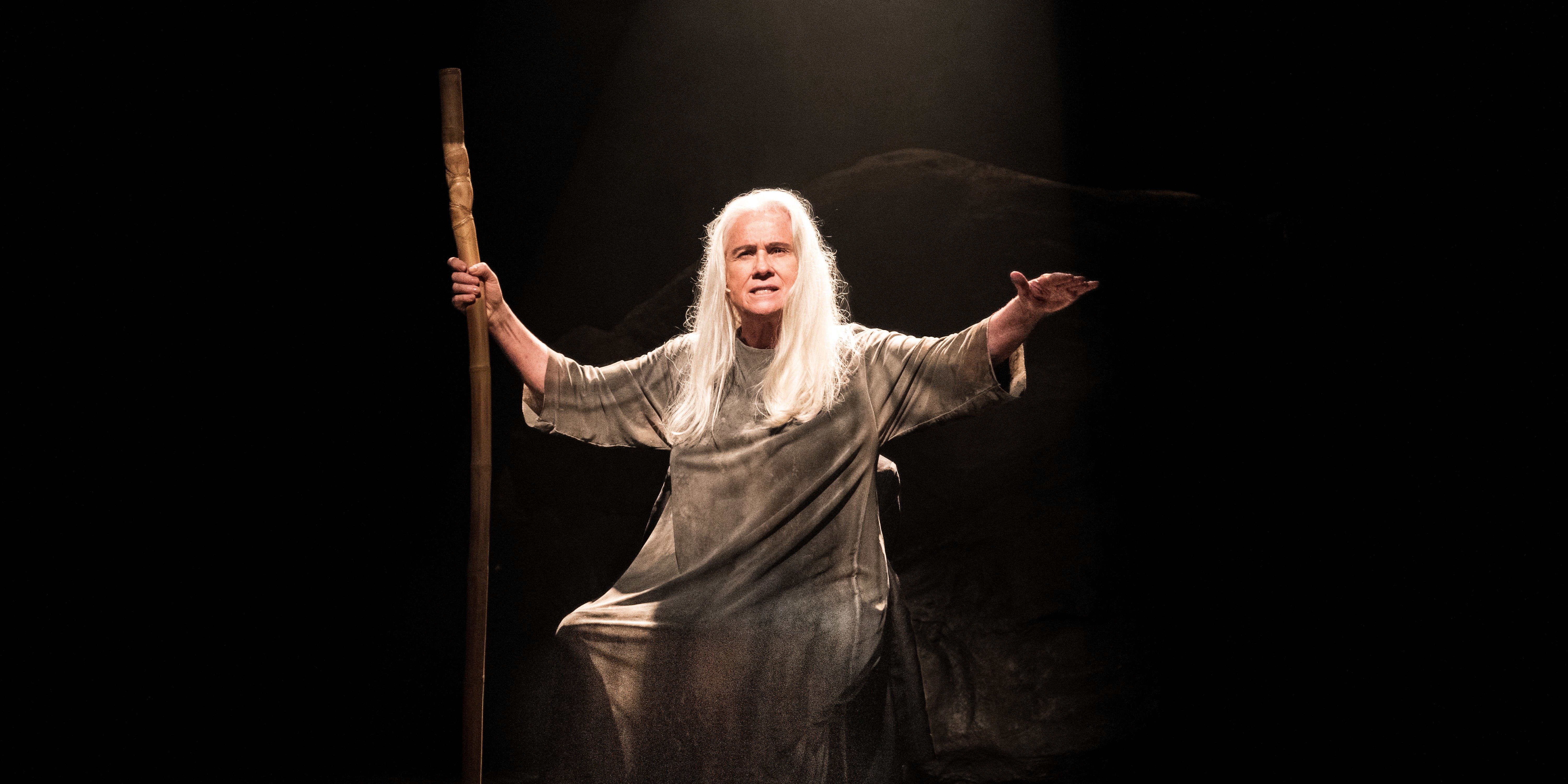 Hoje tem o espetáculo "Ficções", com a famosa atriz Vera Holtz