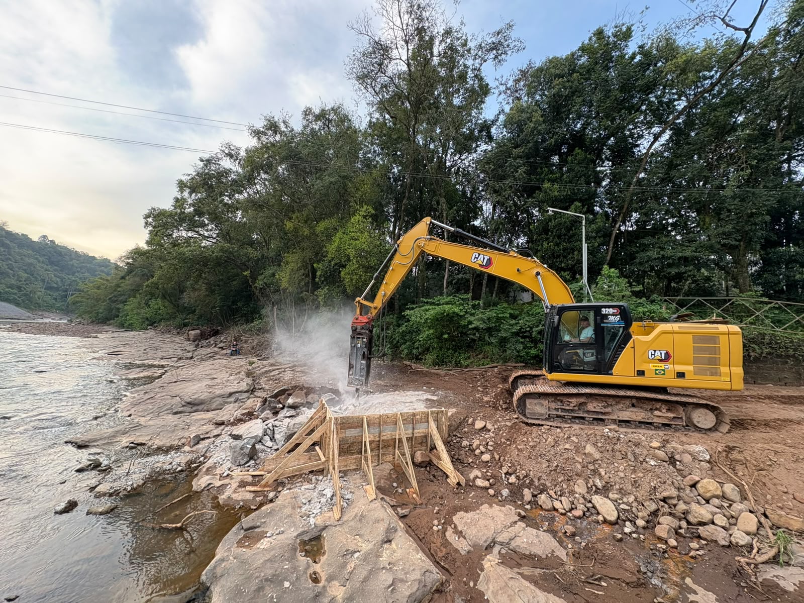 Iniciada a obra de construção da nova passarela após destruição pela enchente