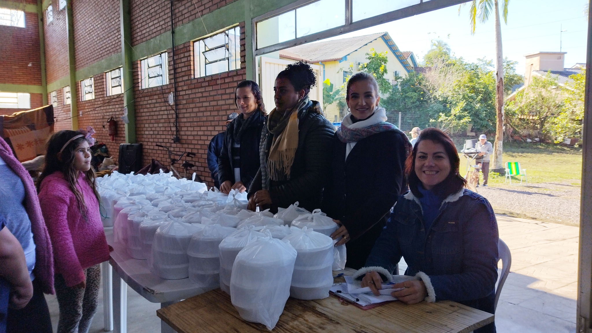 A Secretaria da Assistência Social tem oferecido abrigo seguro e alimentação às famílias