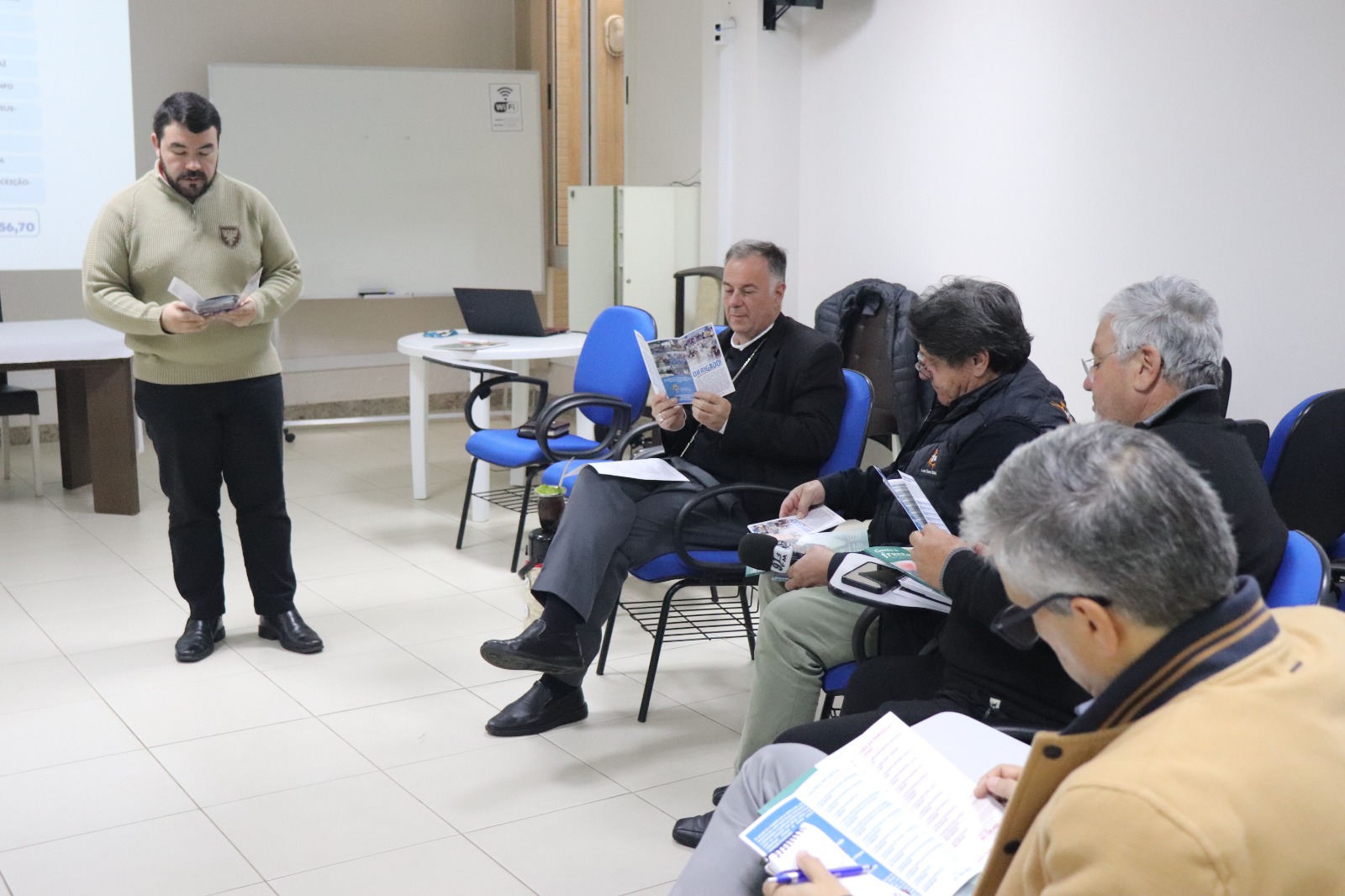 Bispo tem encontro com comunicadores da região