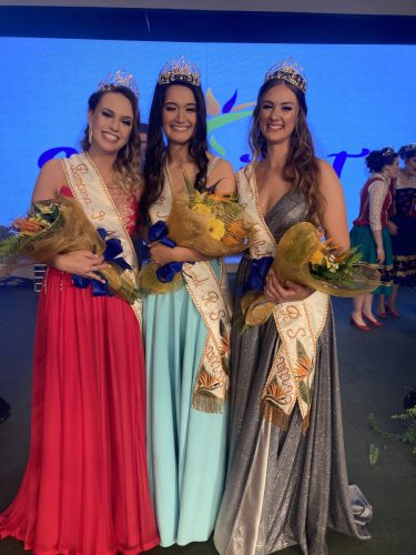 Ketlin Moraes Hahn, Maiara Denise Engster e Pietra Raquel Hensel são as soberanas da Maifest, de Tupandi
