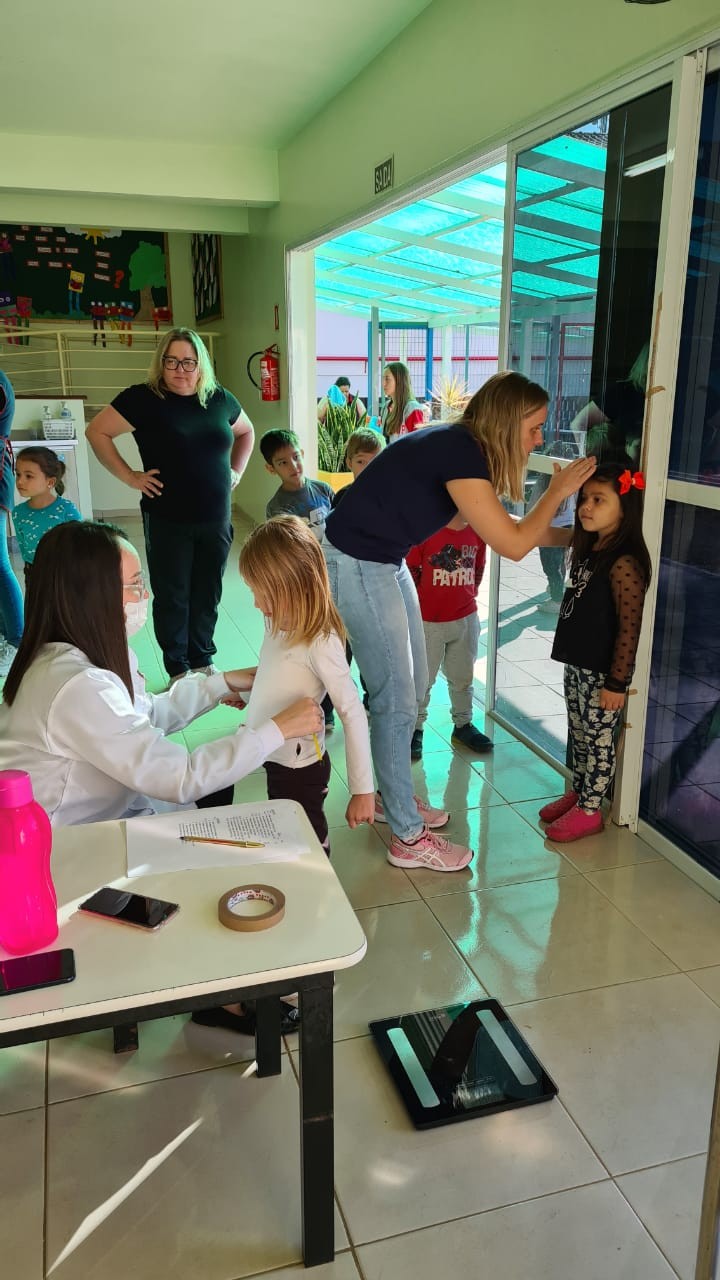 Nutricionistas avaliam crianças nas escolas