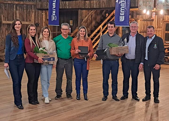 MUNICÍPIO HOMENAGEIA OS EXTENSIONISTAS DA EMATER PELOS ANOS DEDICADOS AO DESENVOLVIMENTO DO SETOR RURAL DE TUPANDI