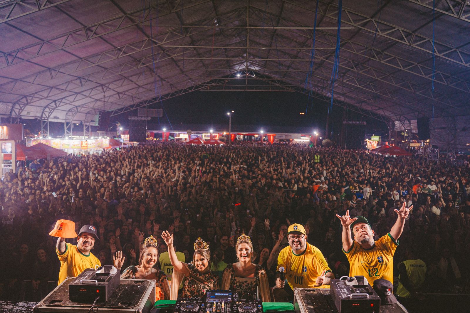 Parque Centenário lotado em grande show do Menos é Mais no feriado