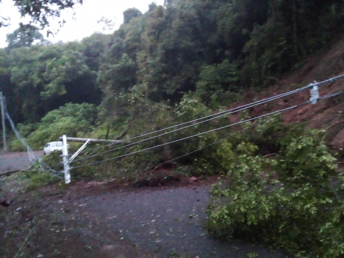 Deslizamento bloqueia estrada do Morro Gaúcho