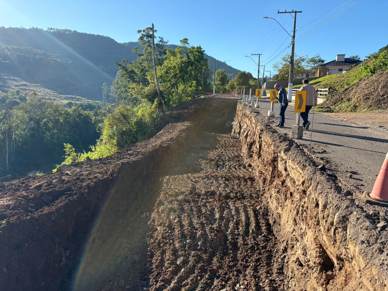 Obra de contenção na Cônego Caspary requer atenção dos motoristas