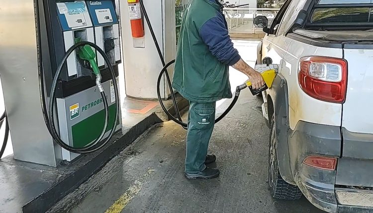 Petrobras anuncia redução no preço da gasolina para distribuidoras