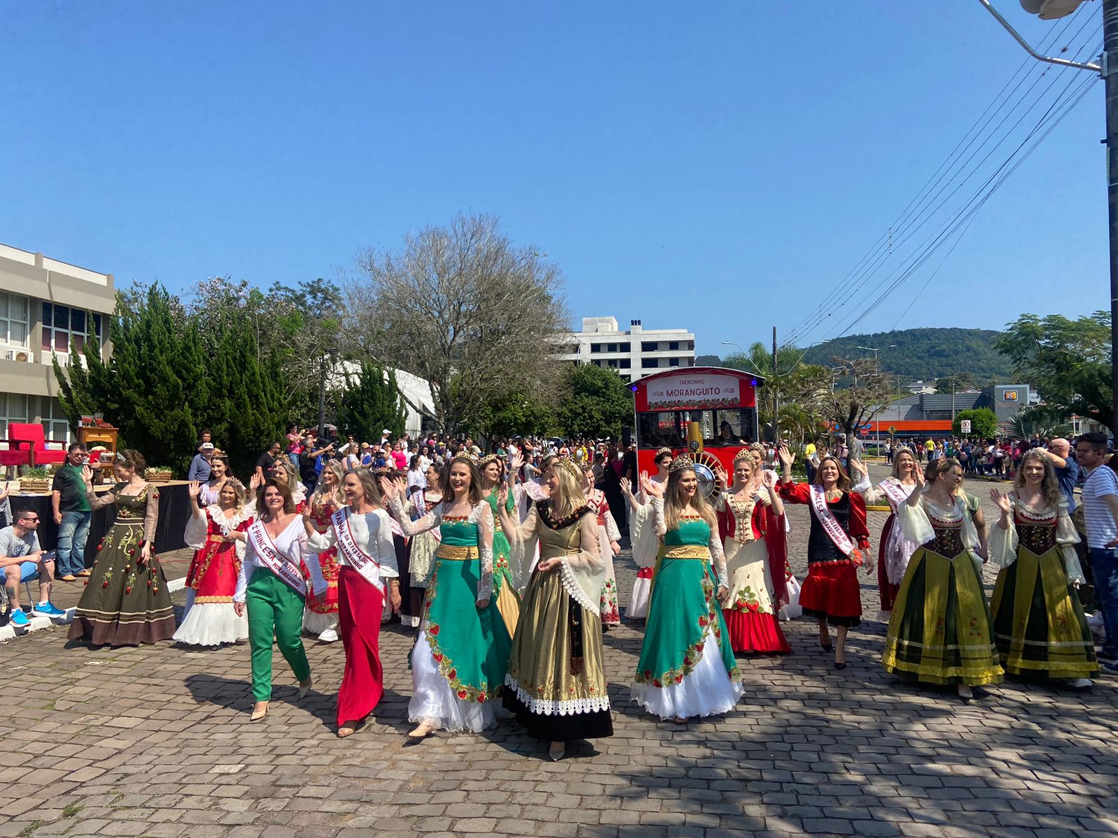 Desfile celebrou as 20 edições de Festa Nacional do Moranguinho 
