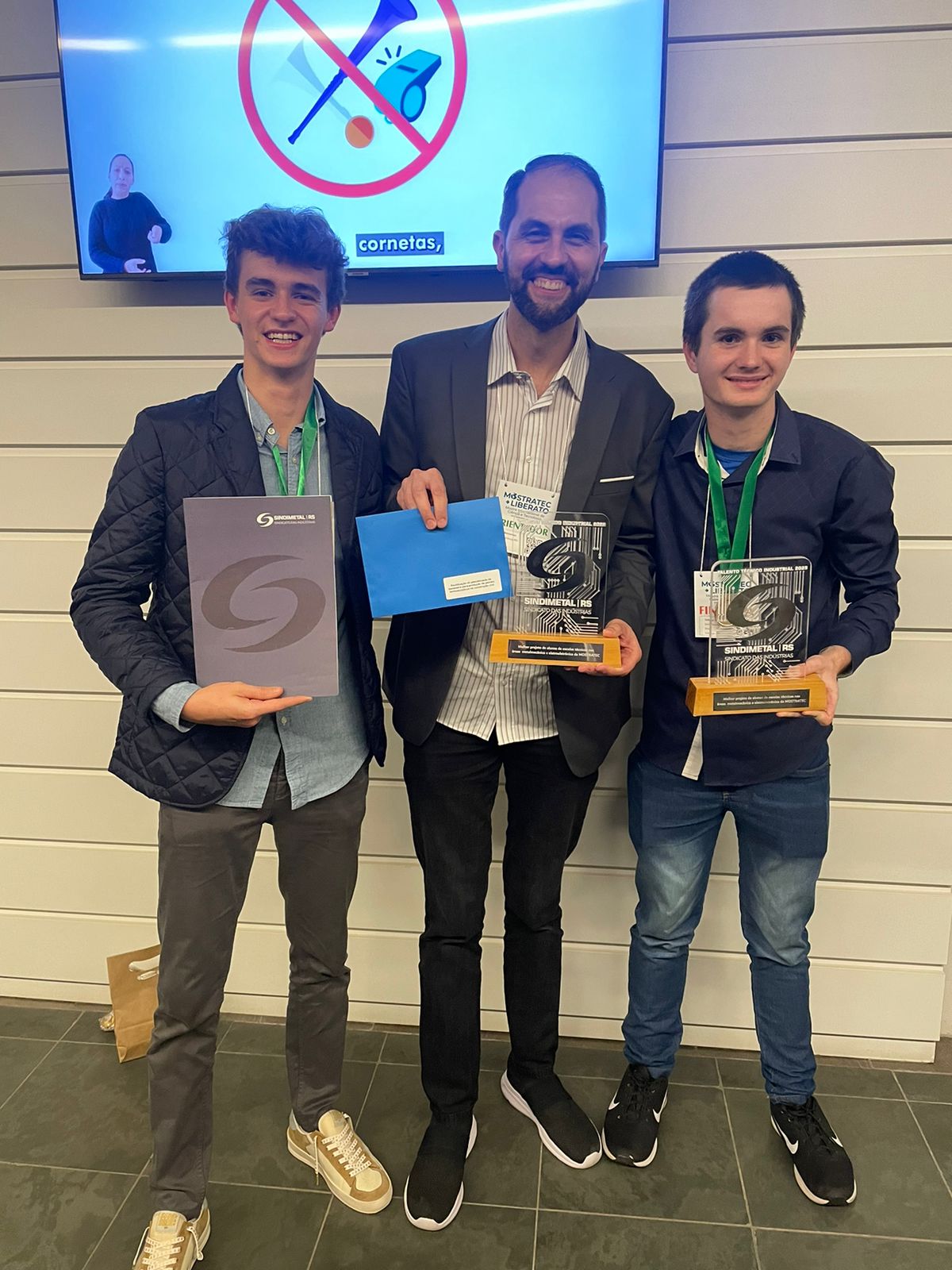 Estudantes de Bom Princípio conquistam 1º lugar em feira científica e representarão o Brasil nos Estados Unidos