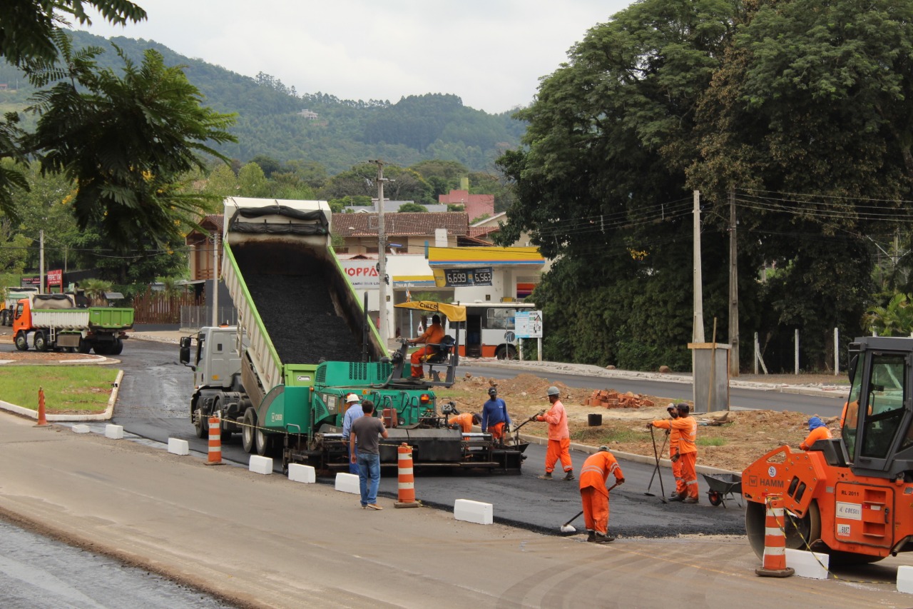 Avenida Emancipação: segunda etapa da obra começa a receber asfalto 