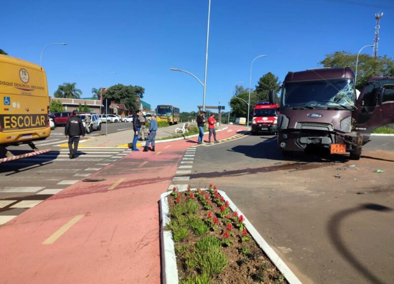 Acidente entre caminhão tanque e ônibus escolar na área central de Bom Princípio