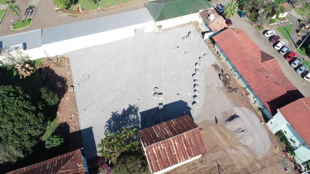 Fundos do antigo hospital ganham pavimentação para nova destinação