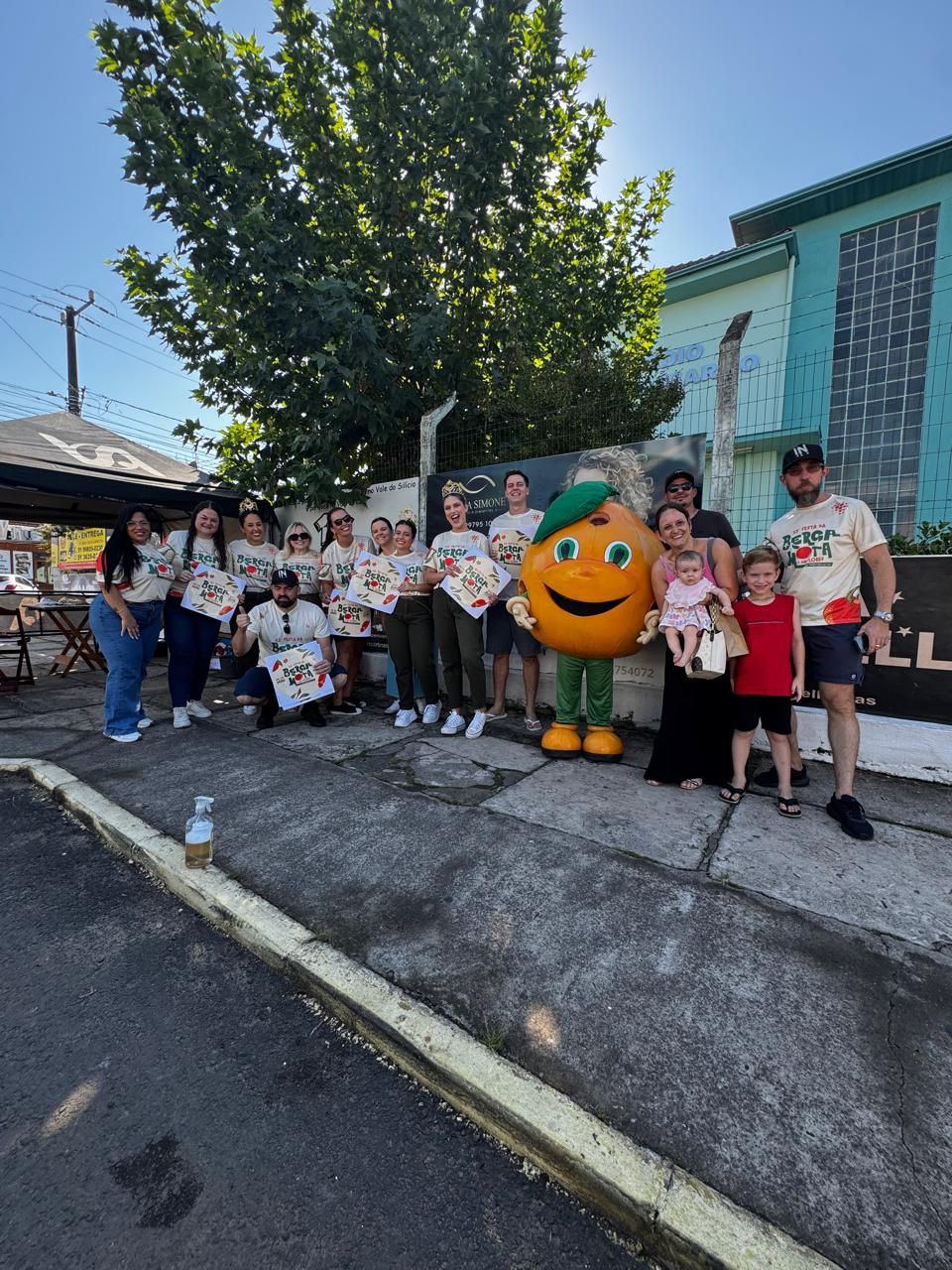 Adesivaço da Festa da Bergamota mobiliza centenas de motoristas 