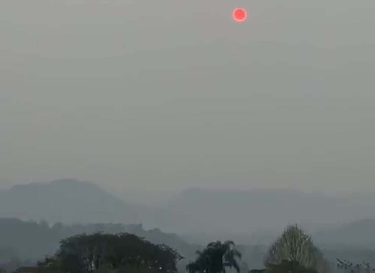 Fumaça da Amazônia deixa céu cinzento e sol avermelhado no Rio Grande do Sul