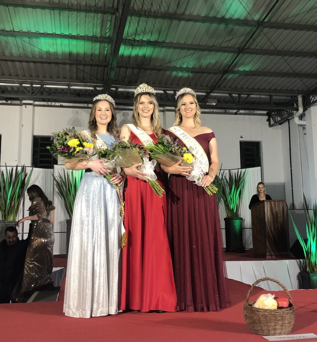 Nova corte de Linha Nova: Rainha Franciele Bohn e princesas Monique Bottcher e Estefani Krug
