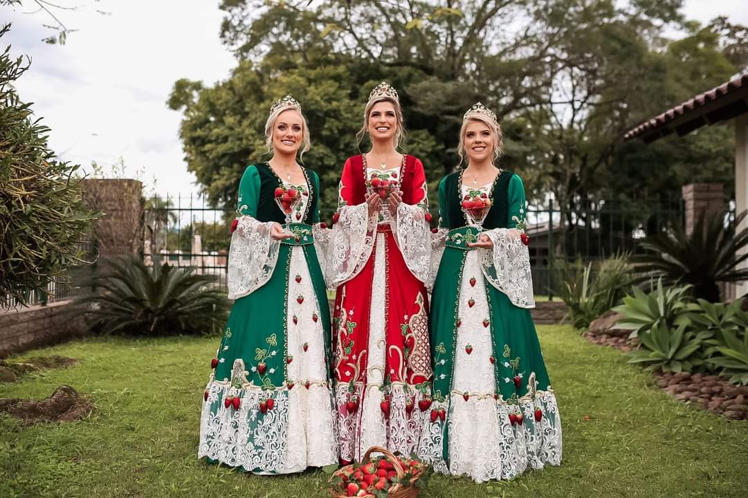 Divulgados os novos vestidos das soberanas da 19ª Festa Nacional do Moranguinho