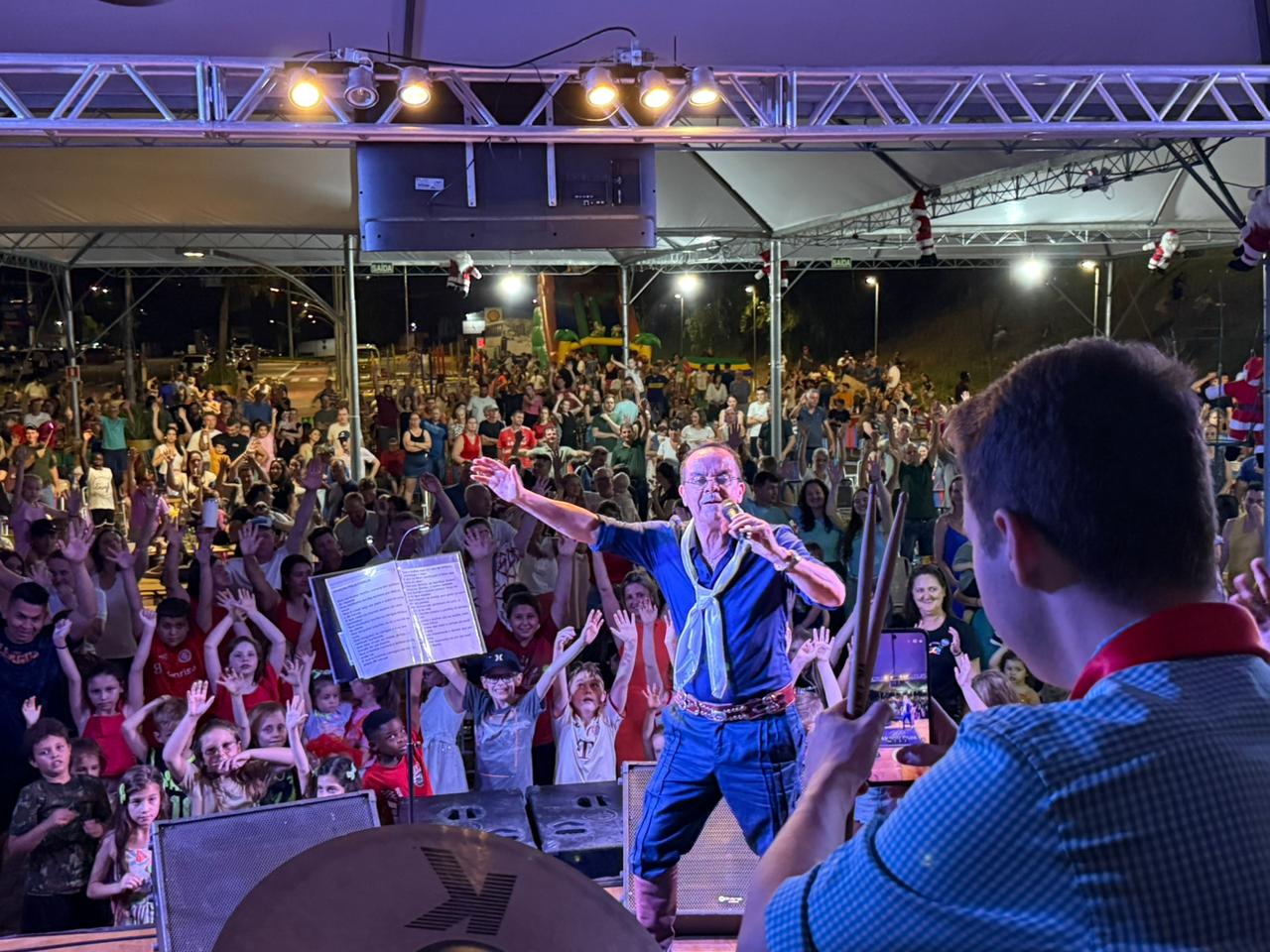 Chegada do Papai Noel e Wilson Paim encantaram o público