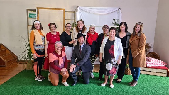 Professores e demais integrantes da comunidade escolar participam de formação continuada.