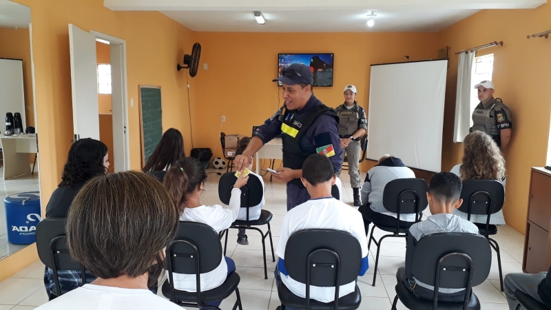 Divisão de Trânsito e Brigada Militar realizam ação social em comemoração à Páscoa