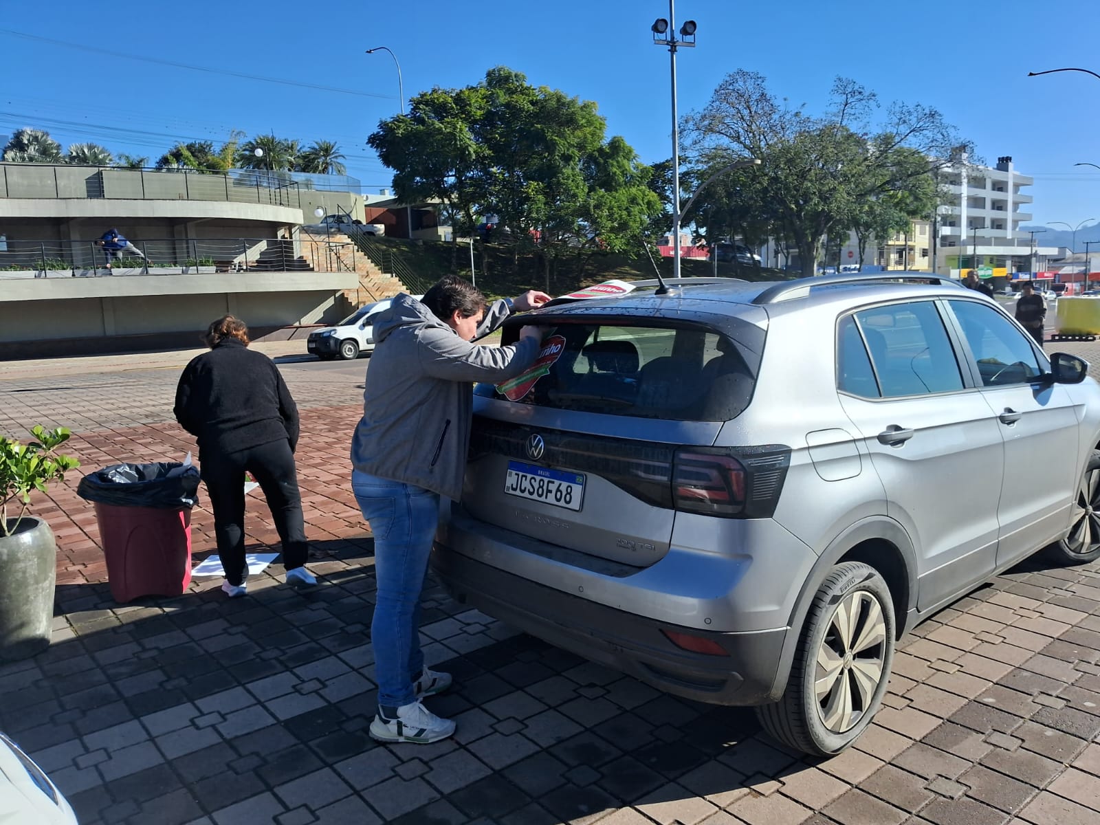 Adesivaço da Festa do Moranguinho tem grande participação