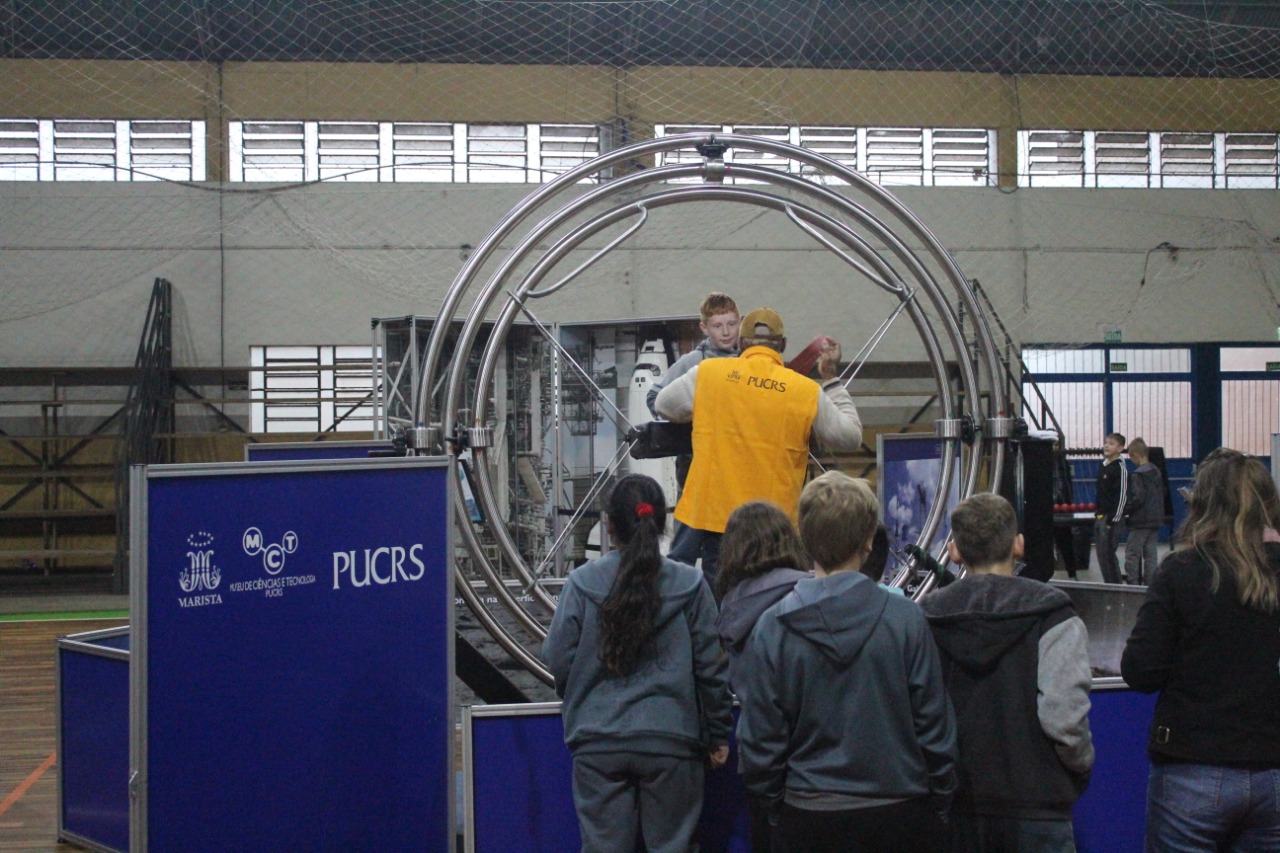 Museu itinerante traz experiências de ciência e tecnologia