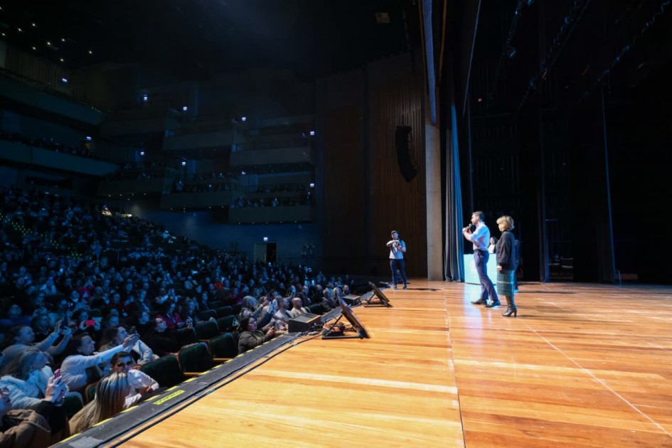 Governador Eduardo Leite anuncia pacote de incentivos para profissionais da educação e estudantes da Rede Estadual