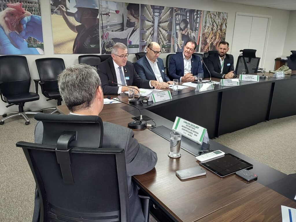 Agricultores protestam contra portaria que impacta a produção de morango 