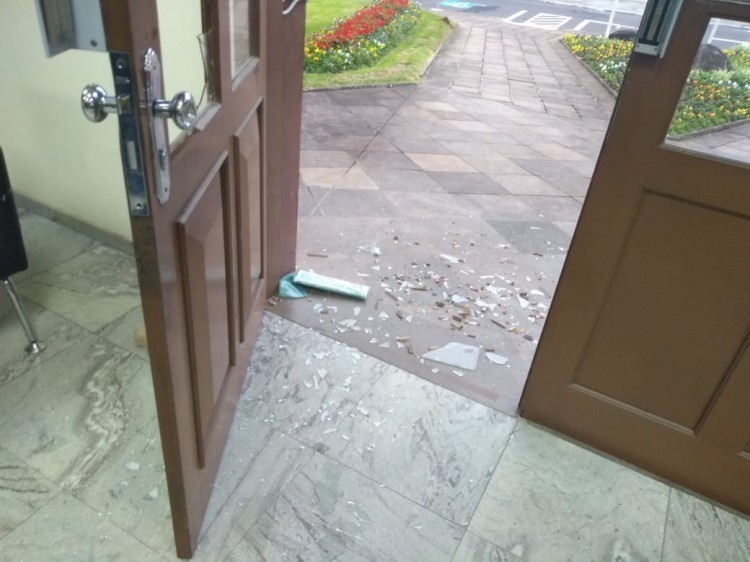 Atos de vandalismo na Prefeitura e banheiros da Praça de Feliz