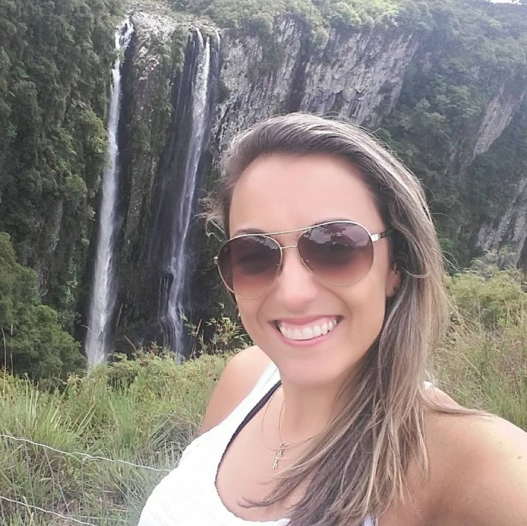 Professora morre após ser atropelada na calçada