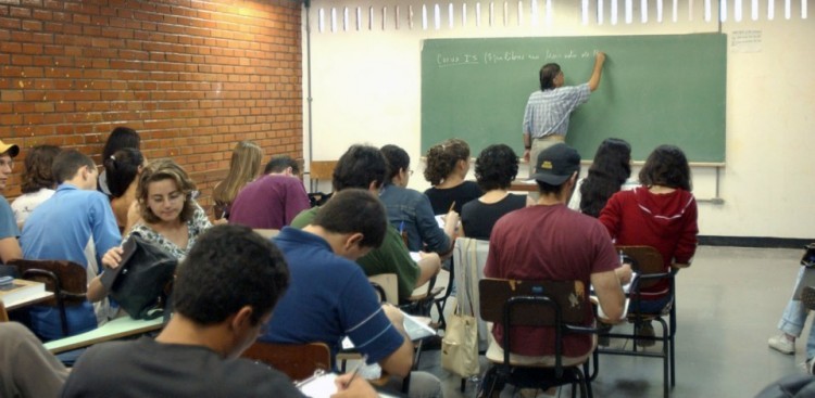 Programa Idiomas sem Fronteiras oferece ensino de línguas estrangeiras a universidades públicas