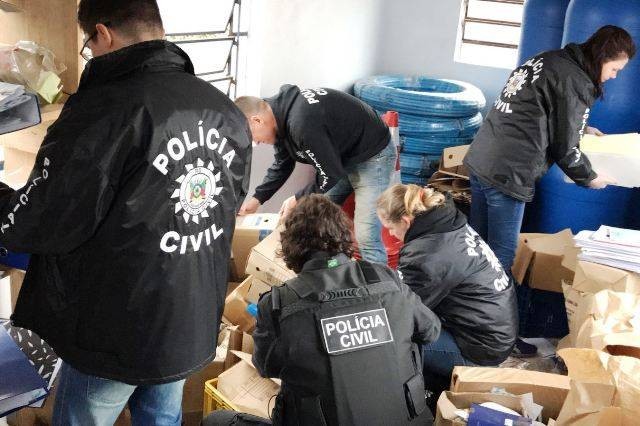 Polícia faz operação contra fraudes em licitações