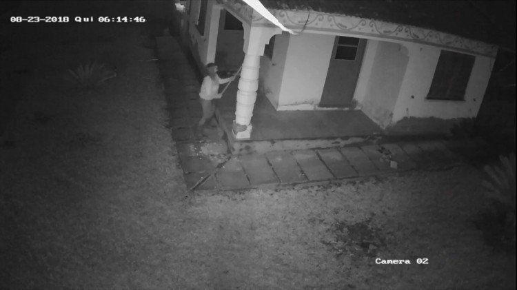 Vídeo mostra primeira-dama colocando fogo na casa do presidente da Câmara