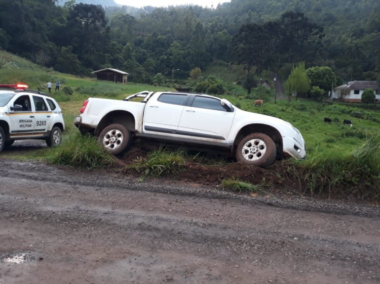 Brigada prende suspeitos com veículo roubado, armas e drogas