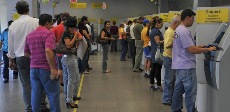 Aposentados e pensionistas recebem segunda parcela do 13º salário
