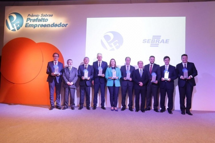 Homenagem reconhece atuação dos prefeitos municipais