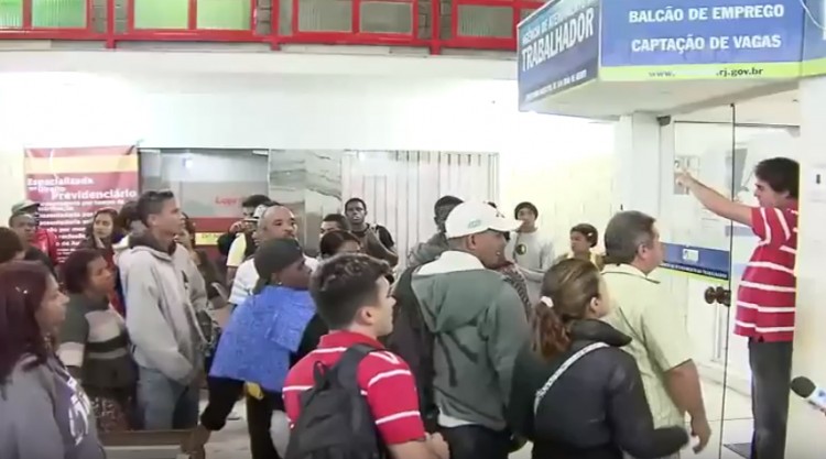 Taxa de desemprego cai para 11,7% em outubro, diz IBGE